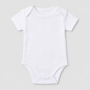 Body infantil branco liso de manga curta com gola redonda e botões de pressão, fotografia de produto em estúdio