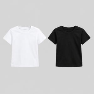 Duas camisetas infantis lisas, uma branca e outra preta, gola redonda e manga curta