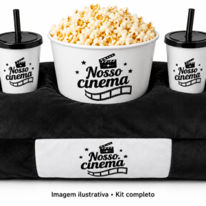 Kit almofada porta-pipoca duplo preta com encaixes, balde e dois copos Twister, personalizados nas áreas brancas. Simulação ilustrativa.