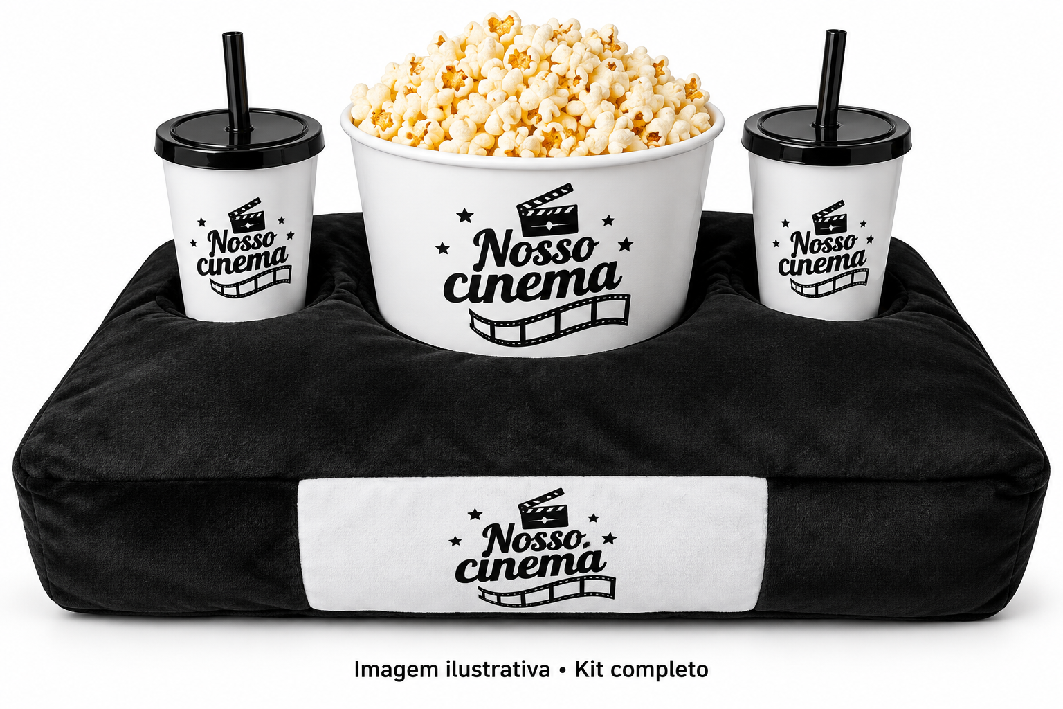 Kit Almofada Porta-Pipoca Duplo Personalizado com Balde e 2 Copos Twister 1 Kit almofada porta-pipoca duplo preta com encaixes, balde e dois copos Twister, personalizados nas áreas brancas. Simulação ilustrativa.